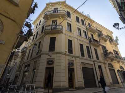 L�attivit� si trova al piano strada di un raffinato palazzotto color ocra costruito nel secondo decennio del 900. Alzando lo sguardo notiamo una sinuosa balconata all�ultimo piano e un cornicione marcapiano sorretto da mensoloni che delimita la terrazza